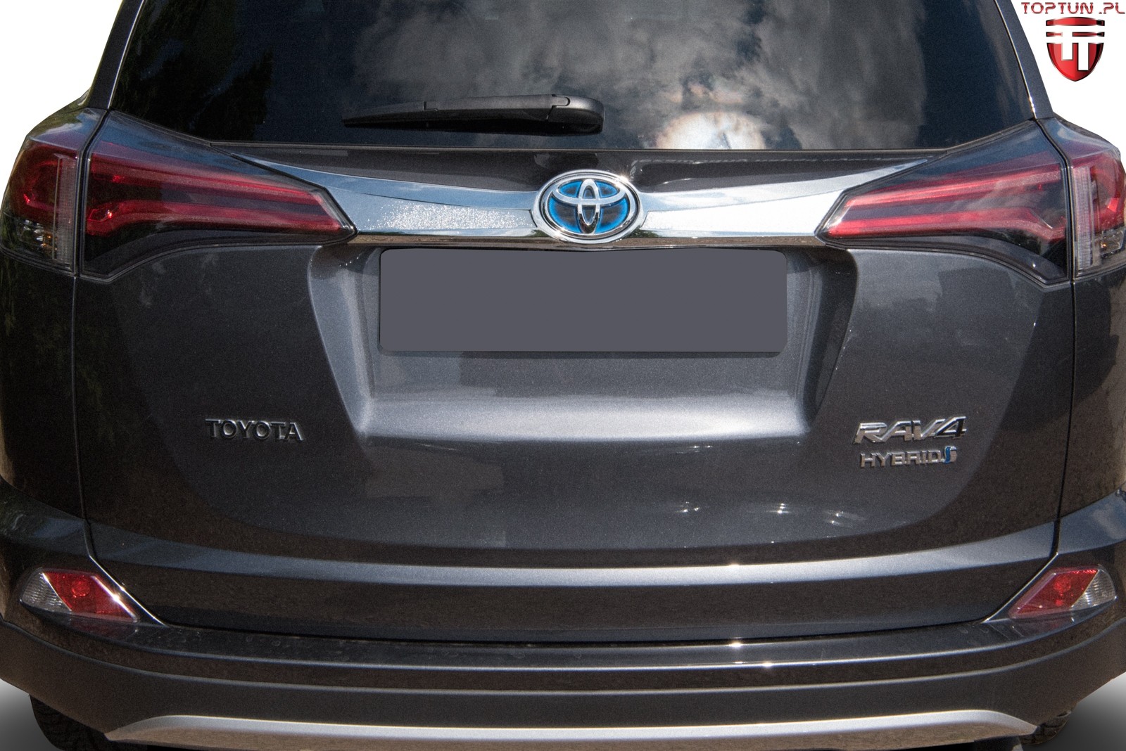 накладка на кришку багажника з вирізом під знак Toyota RAV4 (верхня)